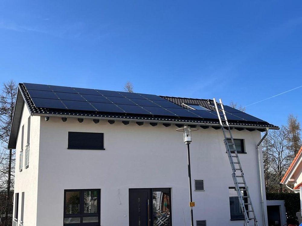 Vollbelegung mit schwarzen Modulen – Referenzprojekt Lichtkraft Solar