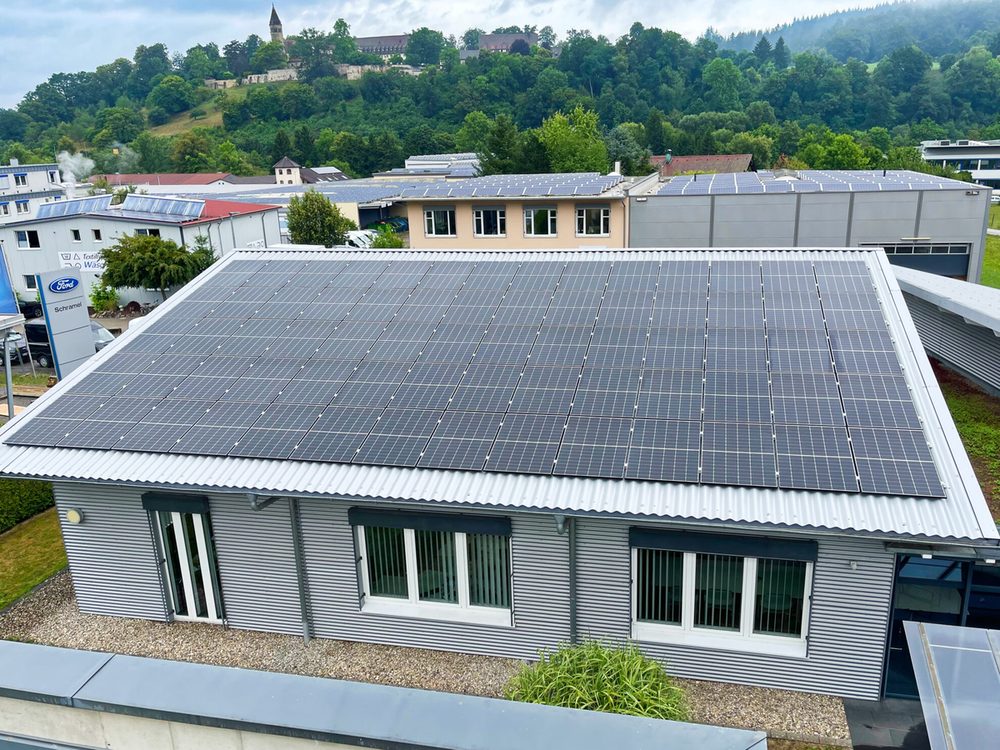 Flachdach-Anlage für ein Gewerbe – Referenzprojekt Lichtkraft Solar