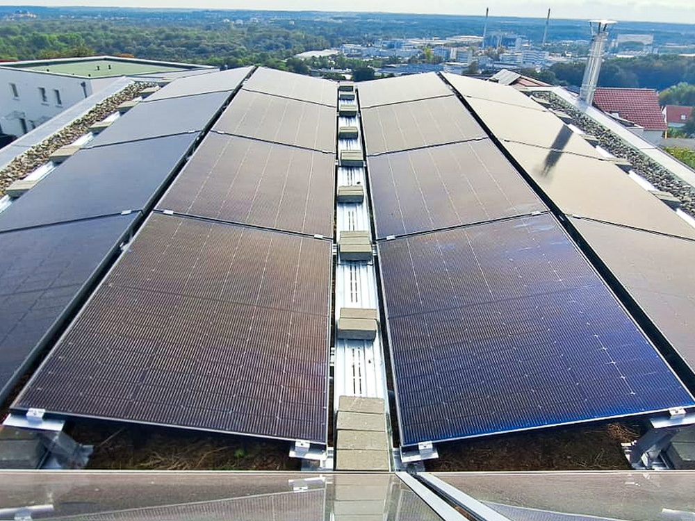 Großanlage auf dem Flachdach – Referenzprojekt Lichtkraft Solar