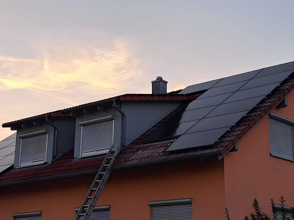Satteldach im Abendlicht – Referenzprojekt Lichtkraft Solar