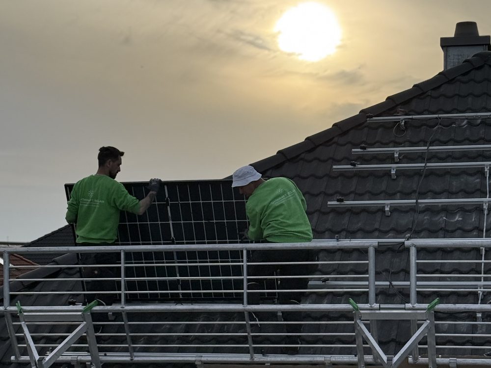 Monteure von Lichtkraft Solar montieren PV-Module auf einem Dach